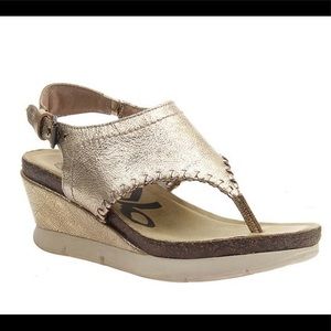 NWT OTBT Meditate Metallic Thong Wedges